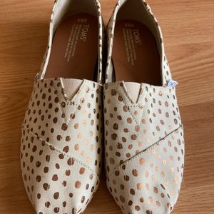 NWOT Womens toms size 8.5 white with gold dots